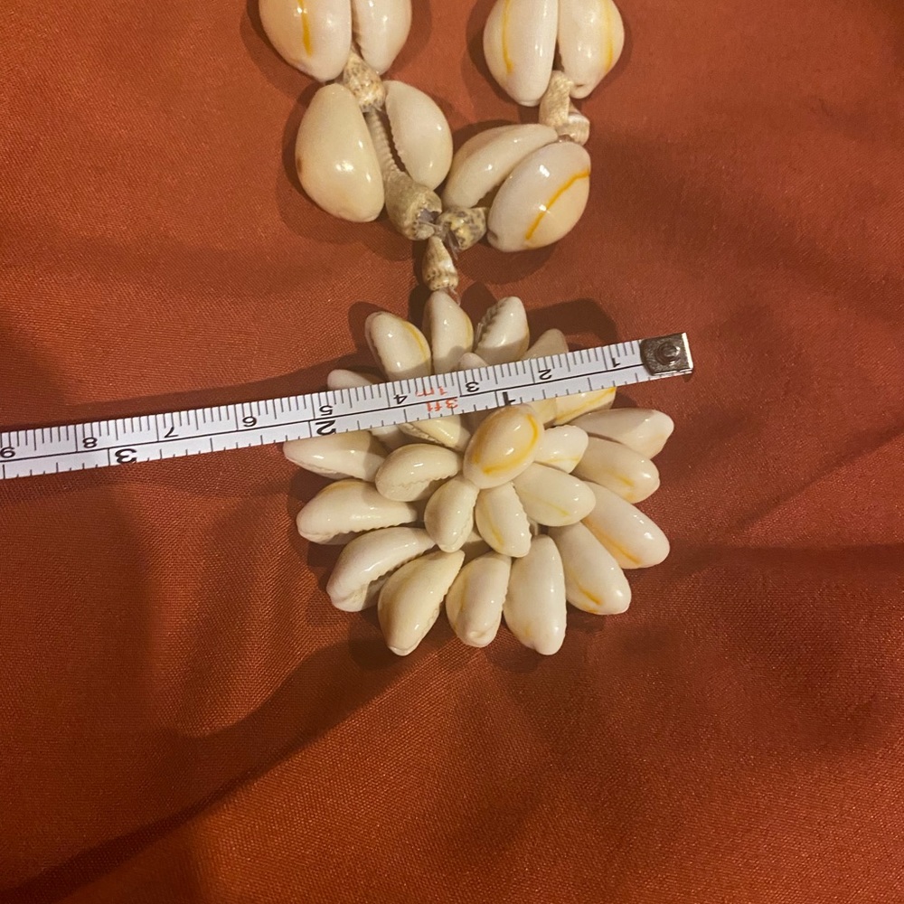 Beautiful Necklace made of shells - Picture 2 of 14